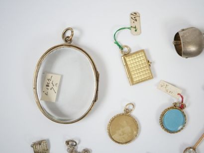 Lot of 17 metal, gilded metal and glass pendants,...
