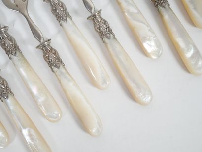 Set of 12 silver oyster forks, metal ferrules,...