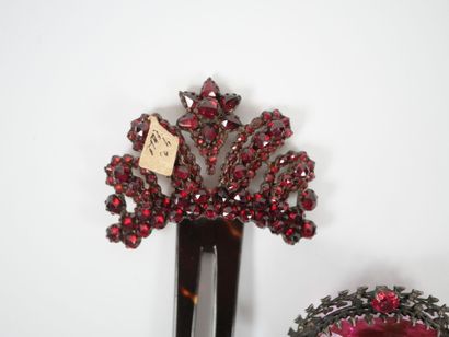 Lot of costume jewelry including : 
- an...