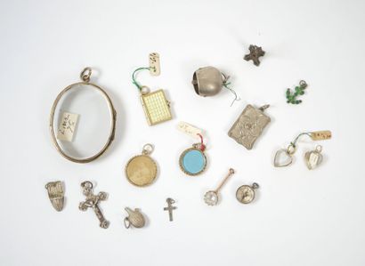Lot of 17 metal, gilded metal and glass pendants,...