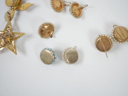 Costume jewelry set including a pair of pearl...