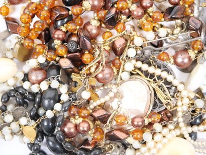 Lot of costume jewelry including watches,...