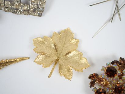 Set of 11 fancy metal and gilded metal brooches...