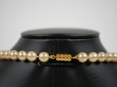 Pearl sautoir necklace, gilded metal clasp.
L....