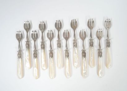 Set of 12 silver oyster forks, metal ferrules,...