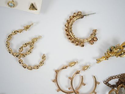 Lot of costume jewelry in gold-plated metal...