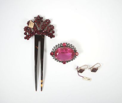 Lot of costume jewelry including : 
- an...