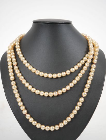 Pearl sautoir necklace, gilded metal clasp.
L....
