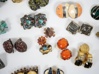 Important lot of fancy ear clips in metal...