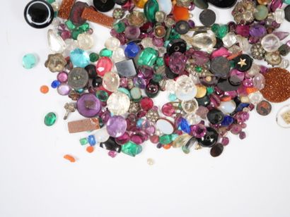 Lot of small colored stones, pearls, cameos,...
