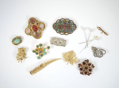 Set of 11 fancy metal and gilded metal brooches...