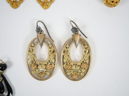 Lot of costume jewelry in gilded metal including...