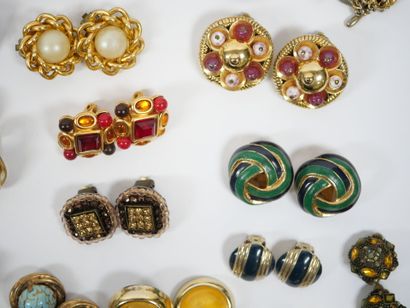 Important lot of fancy ear clips in metal...