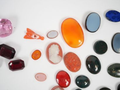 Lot of small colored stones, pearls, cameos,...