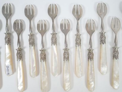 Set of 12 silver oyster forks, metal ferrules,...