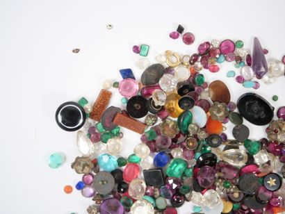 Lot of small colored stones, pearls, cameos,...