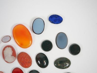 Lot of small colored stones, pearls, cameos,...