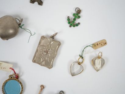 Lot of 17 metal, gilded metal and glass pendants,...
