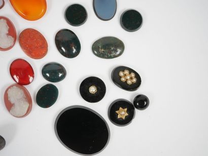 Lot of small colored stones, pearls, cameos,...