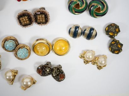 Important lot of fancy ear clips in metal...