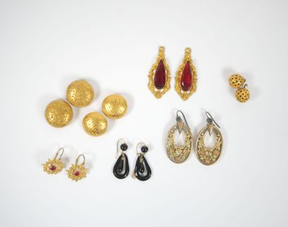 Lot of costume jewelry in gilded metal including...