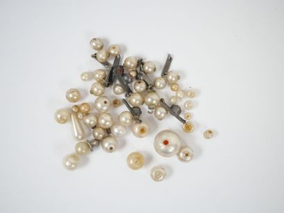Lot of small colored stones, pearls, cameos,...