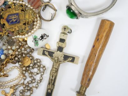 Lot of costume jewelry including watches,...