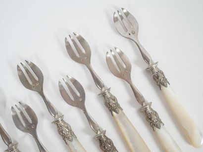 Set of 12 silver oyster forks, metal ferrules,...