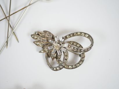 Set of 11 fancy metal and gilded metal brooches...