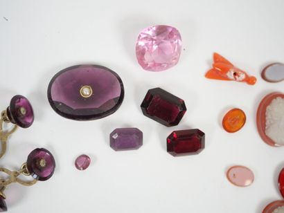Lot of small colored stones, pearls, cameos,...