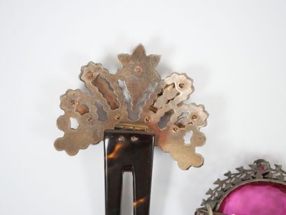 Lot of costume jewelry including : 
- an...