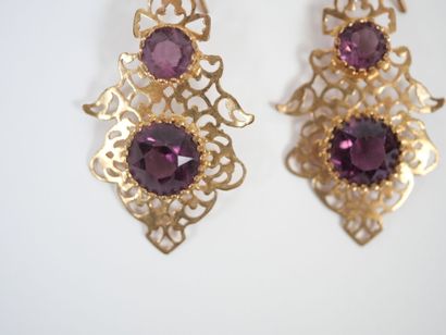 Set in openwork gilt metal adorned with crimped...