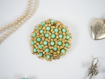 Lot of costume jewelry including : 
- a drop...