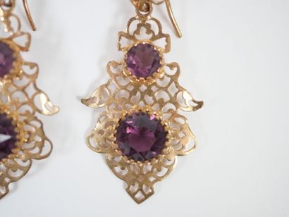 Set in openwork gilt metal adorned with crimped...