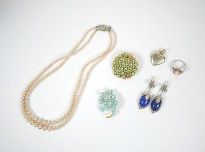 Lot of costume jewelry including : 
- a drop...