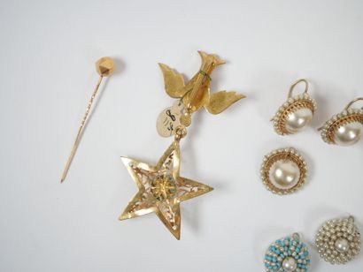 Costume jewelry set including a pair of pearl...