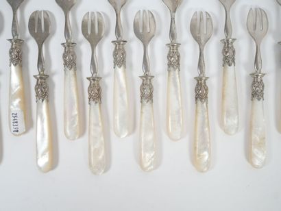 Set of 12 silver oyster forks, metal ferrules,...
