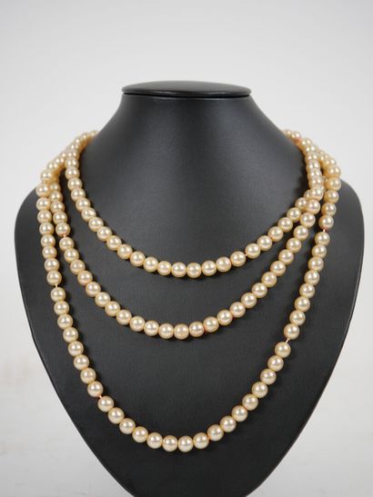 Pearl sautoir necklace, gilded metal clasp.
L....