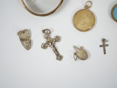 Lot of 17 metal, gilded metal and glass pendants,...
