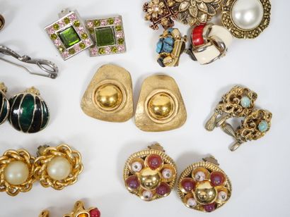 Important lot of fancy ear clips in metal...