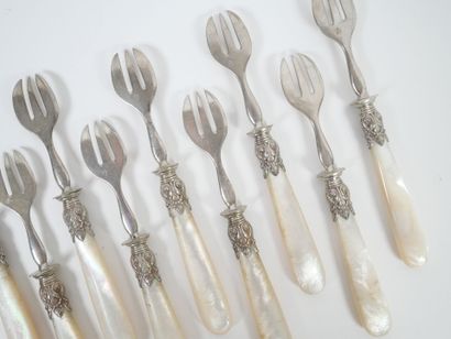 Set of 12 silver oyster forks, metal ferrules,...