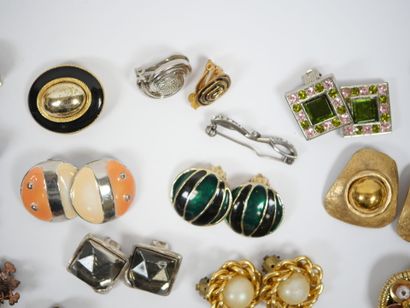 Important lot of fancy ear clips in metal...