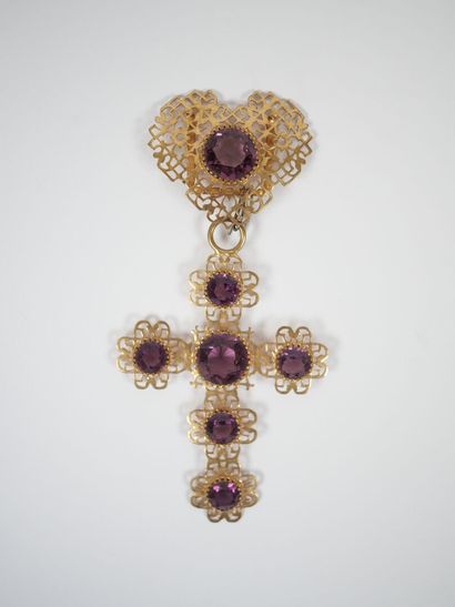 Set in openwork gilt metal adorned with crimped...