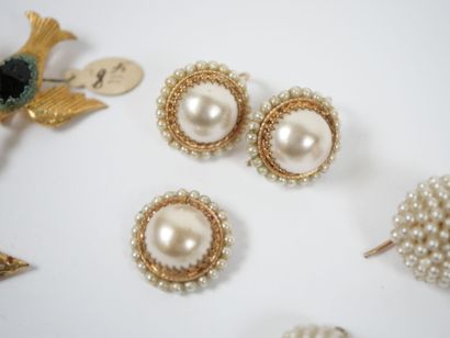Costume jewelry set including a pair of pearl...