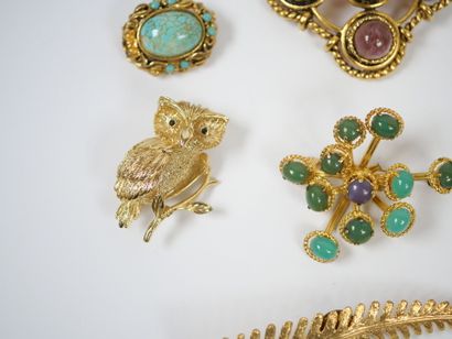 Set of 11 fancy metal and gilded metal brooches...
