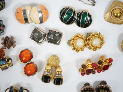 Important lot of fancy ear clips in metal...