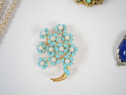 Lot of costume jewelry including : 
- a drop...