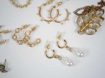 Lot of costume jewelry in gold-plated metal...
