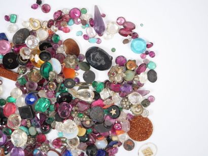 Lot of small colored stones, pearls, cameos,...