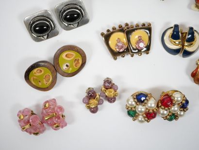 Important lot of fancy ear clips in metal...